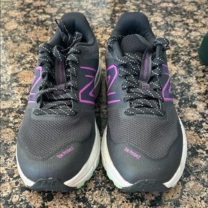 New Balance Black and Purple Athletic Shoes with Breathable Mesh
EUC